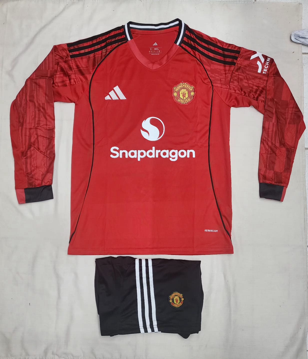 MANCHESTER UNITED  FULL SLEEVES FAN VERSION WITH SHORTS