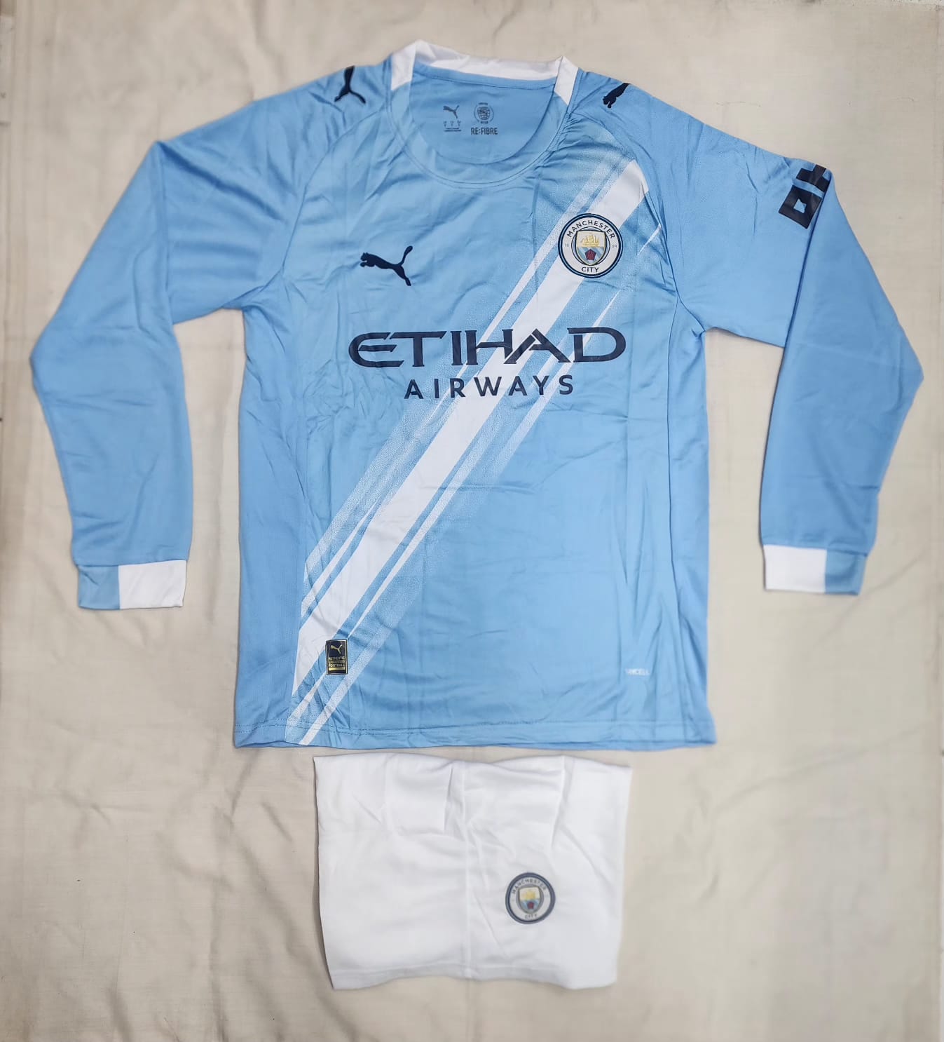 MANCHESTER CITY FULL SLEEVES FAN VERSION WITH SHORTS